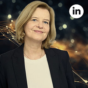 Catrin Bialek lächelnd, oben rechts das LinkedIn-Logo