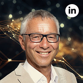 Joachim Buhmann mit Brille lacht in die Kamera