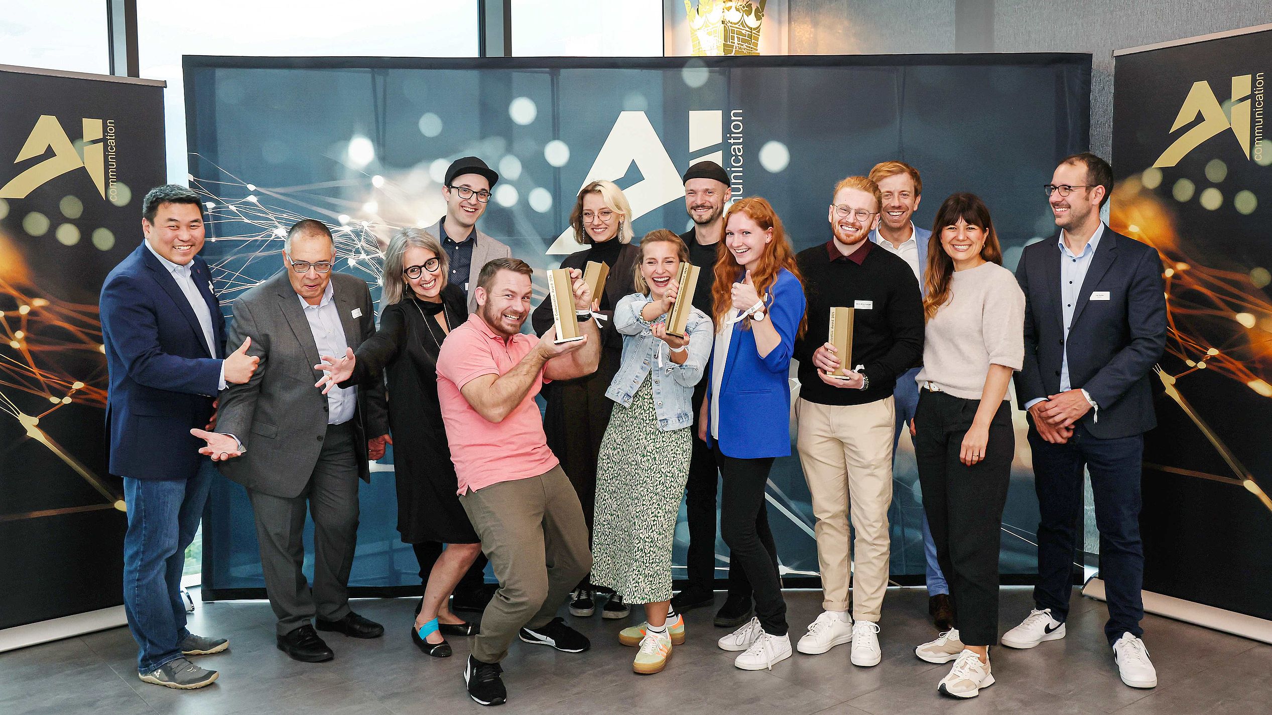 Gewinner 2024 mit Jury-Mitgliedern Gewinner AI Communication Award 2024 mit einigen Jury-Mitgliedern