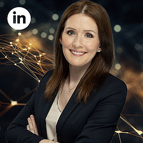 Stefanie Kromer mit verschränkten Armen, oben links das LinkedIn-Logo