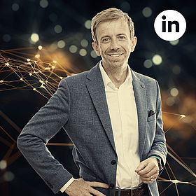 Daniel Werth lächelnd, oben rechts das LinkedIn-Logo