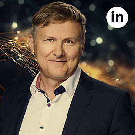 Prof. Dr. David Rygl lächelnd, oben rechts das LinkedIn-Logo