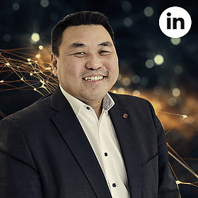 Porträtfoto von Prof. Dr. Seon-Su Kim lächelnd, oben rechts das LinkedIn-Logo