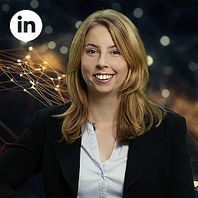 Hannah Jeitner lächelnd, oben links das LinkedIn-Logo