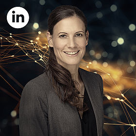 Freundlich lächelnde Dr. Christina Blumentritt, oben links das LinkedIn-Logo