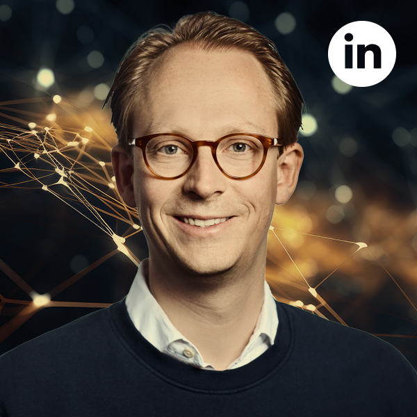 Jurymitglied des AI Communication Award Gregor Vischer Gregor Vischer mit Brille lacht in die Kamera