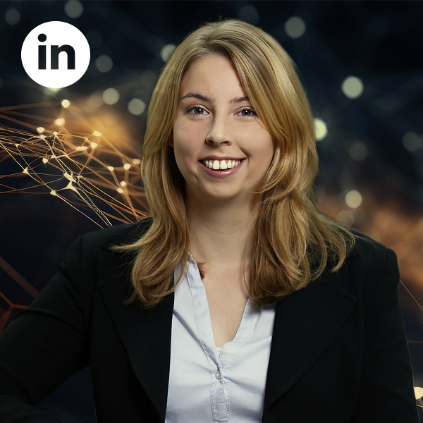 Jurymitglied des AI Communication Award Hannah Jeitner Hannah Jeitner lächelnd, oben links das LinkedIn-Logo