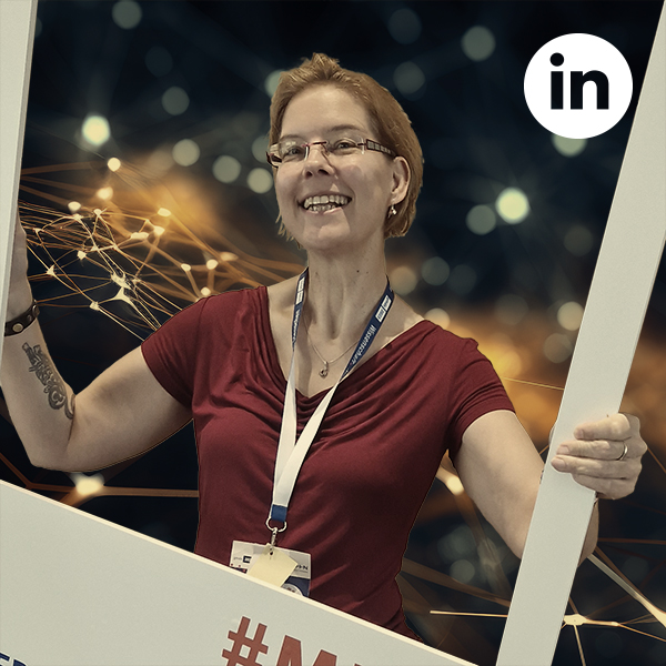Jurymitglied des AI Communication Award Prof. Dr. Alexandra Reichenbach Prof. Dr. Alexandra Reichenbach lächelnd, oben rechts das LinkedIn-Logo