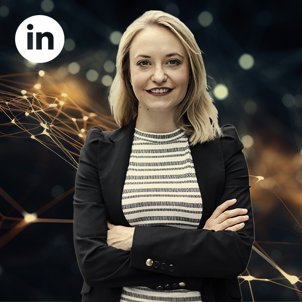 Jurymitglied des AI Communication Award Stefanie Baade Stefanie Baade mit verschränkten Armen, oben links das LinkedIn-Logo