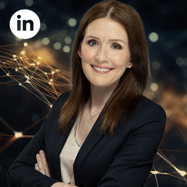 Jurymitglied des AI Communication Award Stefanie Kromer Stefanie Kromer mit verschränkten Armen, oben links das LinkedIn-Logo